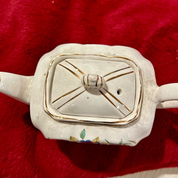 Vintage Windsor Made in England Floral Teapot w/Lid Gold Trim. - Picture 3 of 4